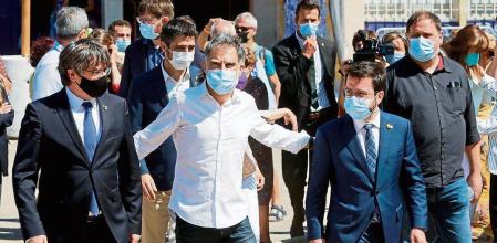 CATALUÑA DEBATE CATALUÑA:GRAFCAT6332 Elna (FRANCIA) 16/7/2021.- La plana mayor del independentismo, con el presidente de la Generalitat de Catalunya, Pere Aragonès (d), el presidente de JxCat, Carles Puigdemont (i), y el líder de ERC, Oriol Junqueras (d) y Jordi Cuixart (c), a la cabeza, asistieron este mediodía al acto de conmemoración del 60 aniversario de Òmnium Cultural en la población de Elna (Francia). EFE/Quique Garcia