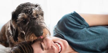 Una mujer con su perro