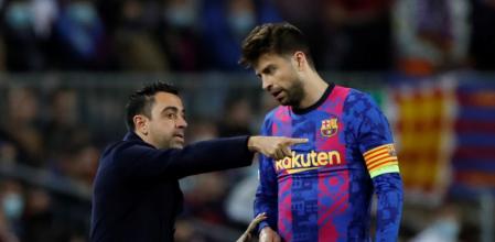 Xavi dando instrucciones a Piqué en el partido contra el Nápoles en el Camp Nou