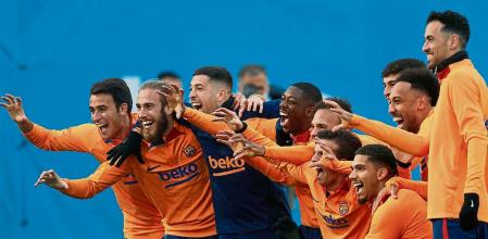 BARCELONA, 26/02/2022.- Los jugadores del FC Barcelona durante el entrenamiento previo al partido de Liga de mañana ante el Athletic, celebrado este sábado en la ciudad deportiva Joan Gamper, en Barcelona. EFE/Alejandro García