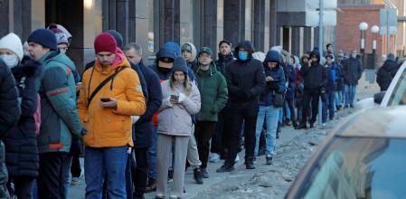 Cola en un cajero de San Petersburgo, este domingo