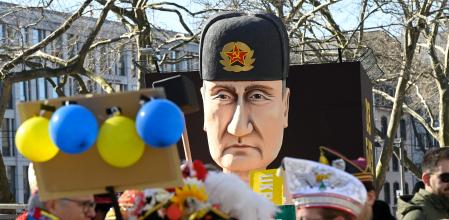 Una manifestación contra la invasión de Rusia a Ucrania, este lunes en Colonia, Alemania