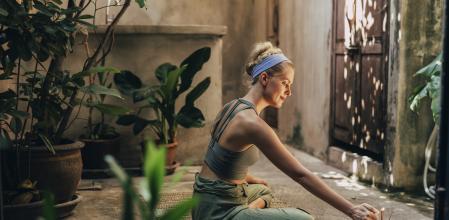 Mujer comenzando a meditar
