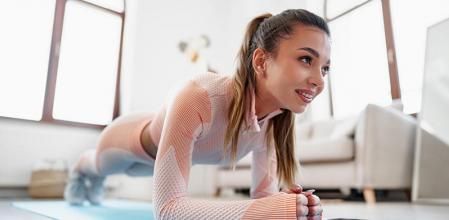 Una joven ejecutando la plancha