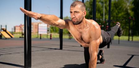Este ejercicio consiste en levantar y estirar un brazo y la pierna contraria
