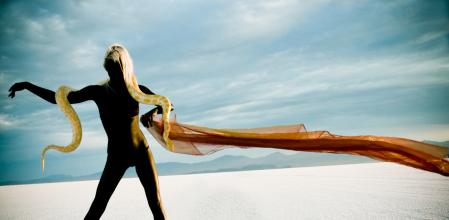 Mujer rodeada por una serpiente