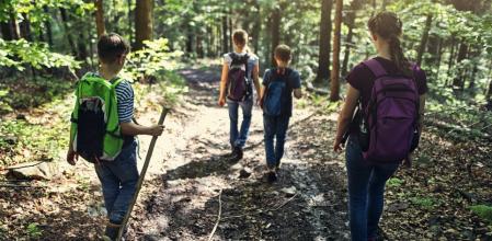 Estar en contacto con la naturaleza beneficia a la salud humana en general y a la de los jóvenes en particular .
