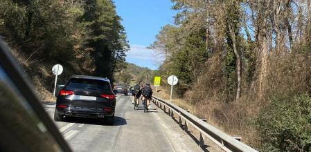 Para adelantar a un ciclista o grupo de ciclistas en la carretera hay que dejar una distancia lateral de al menos 1,5 metros&nbsp;