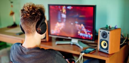 Chico jugando a videojuegos mientras escucha música