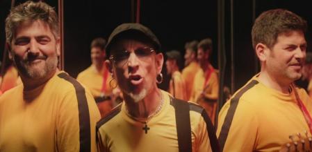 Estopa y Fito en el videoclip de 'Camiseta de rokanrol'
