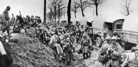 Soldados franceses descargan material en 1916, en el campo de batalla de Verdún