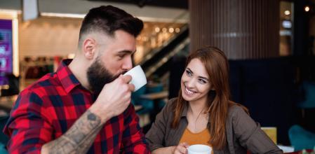 Una pareja en una cafetería