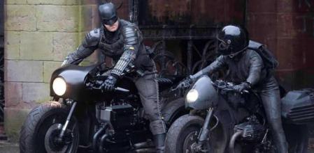 Robert Pattinson en el papel de Batman monta una Batmoto mucho más sencilla y sobria que en otras entregas