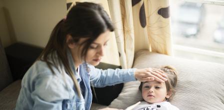Una madre comprueba la temperatura de su hija