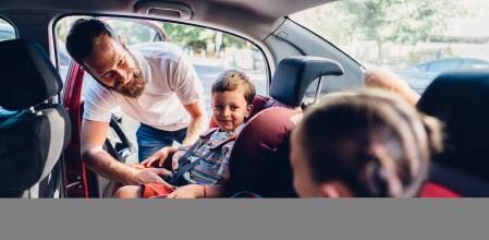 Niños en las sillas de retención del coche