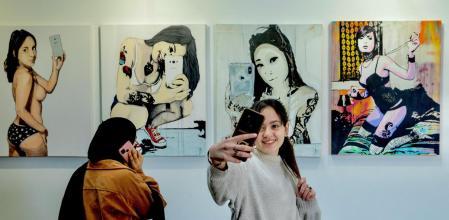 FOTO ALEX GARCIA 8M LA TIRANIA DEL CUERPO. EXPOSICIONPICTORICA EN LA NAU BOSTIK QUE EXPLORA LA RELACION DE LAS CHICAS CON SU CUERPO Y LAS REDES SOCIALES 2022/03/03