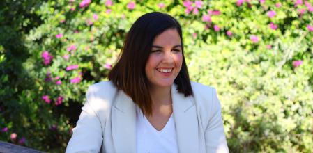 Sandra Gómez durante la entrevista que se realizó en el Parque Central de València