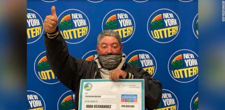 Juan Hernández con el premio de 10.000 millones de dólares&nbsp;