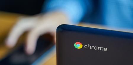 Un hombre trabaja con su Chromebook