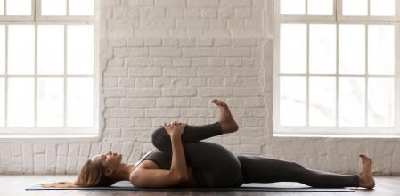 Ejercicio de rodilla al pecho