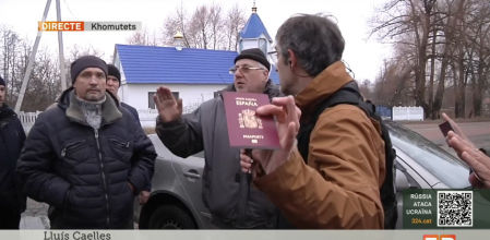 Un grupo de milicianos ucranianos obligó a cortar la conexión en directo que estaba haciendo el enviado especial de TV3 Lluís Caelles en Ucrania. Los hechos pasaron en Khomutets, a cien kilómetros de Kyiv