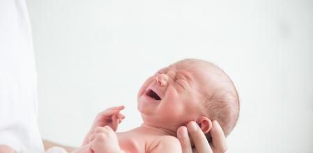 Recién nacido llorando