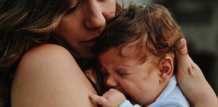 Madre calmando a su bebé
