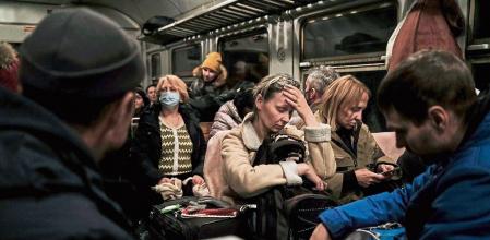Przemysl (Poland), 04/03/2022.- Ukrainians travel in a train to Lviv, Ukraine from Przemysl, Poland as many Ukrainians, including women, decided to go back to their country to fight and support their family from Russian invasion, Poland, 04 March 2022. Russian troops entered Ukraine on 24 February in an armed conflict feared it could force up to four million Ukrainians to flee. Russian Army faced resistance from Ukrainian army and civilians. (Polonia, Rusia, Ucrania) EFE/EPA/MIGUEL A. LOPES