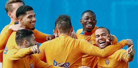 BARCELONA, 05/03/2022.- Los jugadores de iz. a der., Ronald Araujo, Jordi Alba, Ousmane Dembelé y Dani Alves, del FC Barcelona, durante el entrenamiento efectuado esta tarde en la Ciudad Deportiva de Sant Joan Despì, de cara al partido de la Liga que jugarán mañana frente al Elche FC. EFE/ Andreu Dalmau