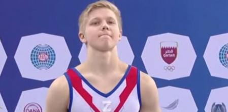 Ivan Kuliak luce un a Z en su maillot en el podio de barras paralelas en la Copa del Mundo de Doha.
