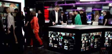 Los trabajadores se levantaron y se fueron entonando un 'no a la guerra'