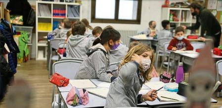 foto XAVIER CERVERA 10/01/2022 el profesor de primaria Alex Paris (y docente en practicas Arnau) imparte la clase de 'Medi' (ciencias naturales ,sociales, medioambientales,...) en una aula clase de tercero de primaria (9 años) en la 'vuelta al cole' tras las vacaciones navideñas marcadas por la sexta ola en la pandemia covid; de todos los alumnos solo ha fallado uno (y de profesores, solo tres de 200) escola escuela Pia (escolapios) de Sarria ,Barcelona todos los estudiantes con mascarilla, y el tutor tambien claro (permisos menores gestionado por una de las madres, Marta Ferrer, responsable d comunicación del centro)