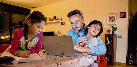 FOTO ALEX GARCIA 8M POLITICAS DE IGUALDAD. RAFA CUIDA A SUS HIJOS IRENE Y HUGO MIENTRAS SU MUJER TRABAJA 2022/03/03