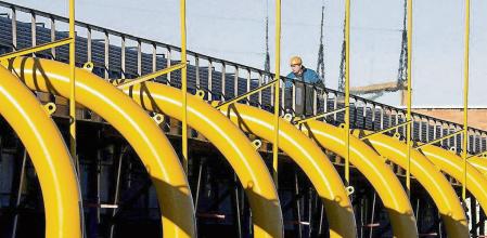 A worker checks pipes at a gas compressor station on the Yamal-Europe pipeline near Nesvizh, some 130 km (81 miles) southwest of Minsk December 29, 2006.REUTERS/Vasily Fedosenko