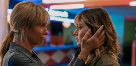 Toni Collette y Bella Heathcote, madre e hija en 'Sabes quién es'