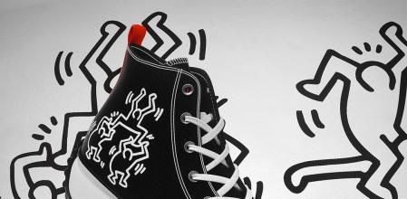 Converse ha colaborado recientemente con la Fundación Keith Haring en un diseño que aúna arte y moda