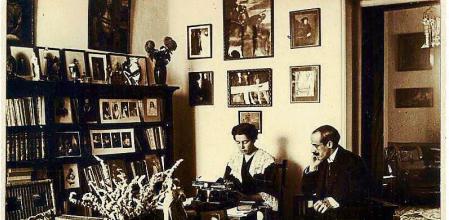 María escribiendo junto a su marido Gregorio