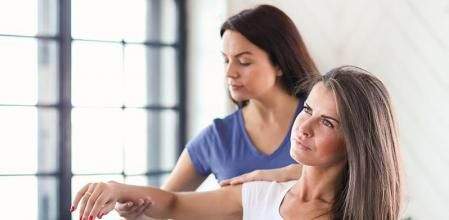 Una mujer realizando ejercicios de rehabilitación