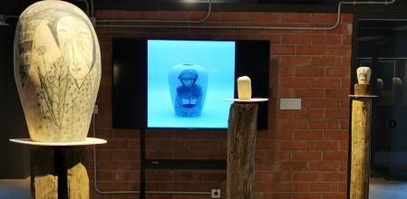 Obras artesanales de le exposición 'LUr. Somni d'hivern' en el Terracotta Museu de la Bisbal de l'Empordà.