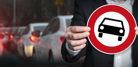 Hombre con una señal de tráfico