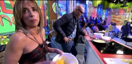 María Patiño y Kiko Matamoros intentan hacer una tortilla de patatas