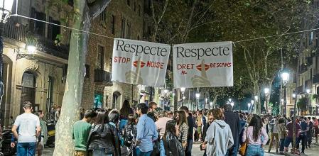 BOTELLONES EN DIFERENTES PARTES DE LA CIUDAD DE BARCELONA COINCIDIENDO CON LAS FESTES DE LA MERCÈ. CONCENTRACIÓN DE JOVENES, MUCHOS DE ELLOS EXTRANJEROS, EN EL PASSEIG DEL BORN. ALGUNOS CARTELES DE LOS VECINOS DEL BARRIO PIDIENDO SILENCIO Y RESPETO AL DESCANSO