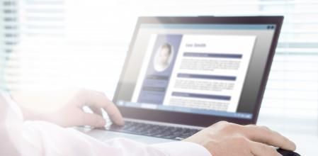 Un reclutador arrasa en redes mostrando los CV más raros que le han enviado nunca