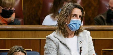 GRAF3623. MADRID, 09/03/2022.- La vicepresidenta tercera y ministra de Transición Ecológica, Teresa Ribera (d) interviene junto a la vicepresidenta segunda y ministra de Trabajo, Yolanda Díaz (i) durante la sesión de control al ejecutivo este miércoles en el Congreso donde defiende las actuaciones del Gobierno en el marco de la Unión Europea y de la OTAN respecto a la situación en Ucrania tras la invasión rusa, entre ellas, el envío directo de armas a ese país. EFE/ Emilio Naranjo
