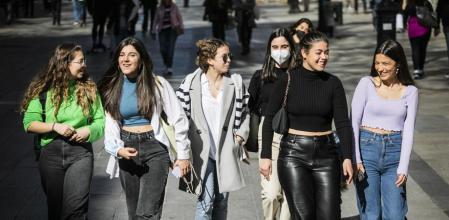 foto XAVIER CERVERA 17/02/2022 distintos ciudadanos pasean caminan por el comercial portal de l angel, casco antiguo ,barcelona ,en un primaveral jueves d invierno, pocos con mascarilla y la gran mayoria sin, una semana despues de terminar con las restricciones de la mascarilla en el final de la sexta ola por la pandemia de coronavirus