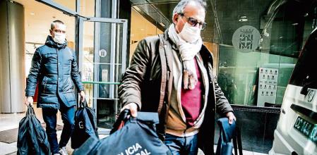 foto XAVIER CERVERA 09/03/2022 La Diputación de Barcelona está recogiendo chalecos, excedentes de policías locales, para mandarlos a Ucrania. Es un tema solo nuestro. Ha venido un furgon del cuerpo consular ucraniano de Catalunya