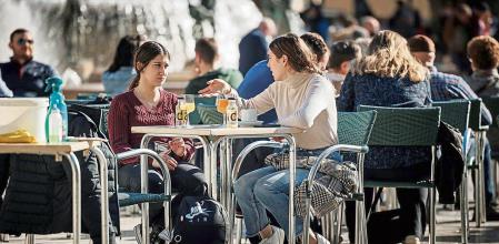 GRAFCVA3036. VALENCIA, 21/02/2022.- Varias personas disfrutan de un soleado día de invierno en una terraza en la ciudad de Valencia cuando este lunes se reúne la Comisión Interdepartamental de la Generalitat Valencianapara la prevención y actuación ante la covid-19, para analizar la situación de la pandemia y con el objetivo de relajar las restricciones actuales, entre ellas, la exigencia del llamado pasaporte covid. EFE/Biel Aliño