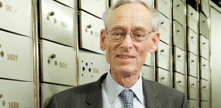 El historiador John Elliot en 2017 ante su caja de seguridad en el Instituto Cervantes de Madrid