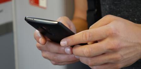 Joven enviando un WhatsApp