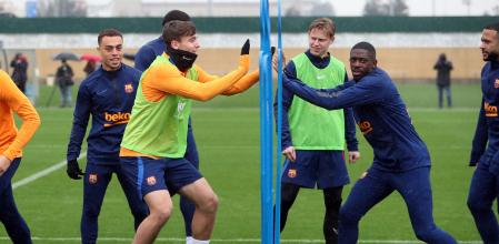 Nico González y Dembélé, entrenando con el FC Barcelona